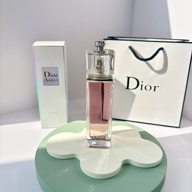 原单品质 DDD 迪奥粉色魅惑淡香水 DDD 规格： Ml DDD 香调果：香花调 DDD 前调：调柑橘、葡萄柚 DDD 中调：玫瑰、覆盆子基 DDD 后调：麝