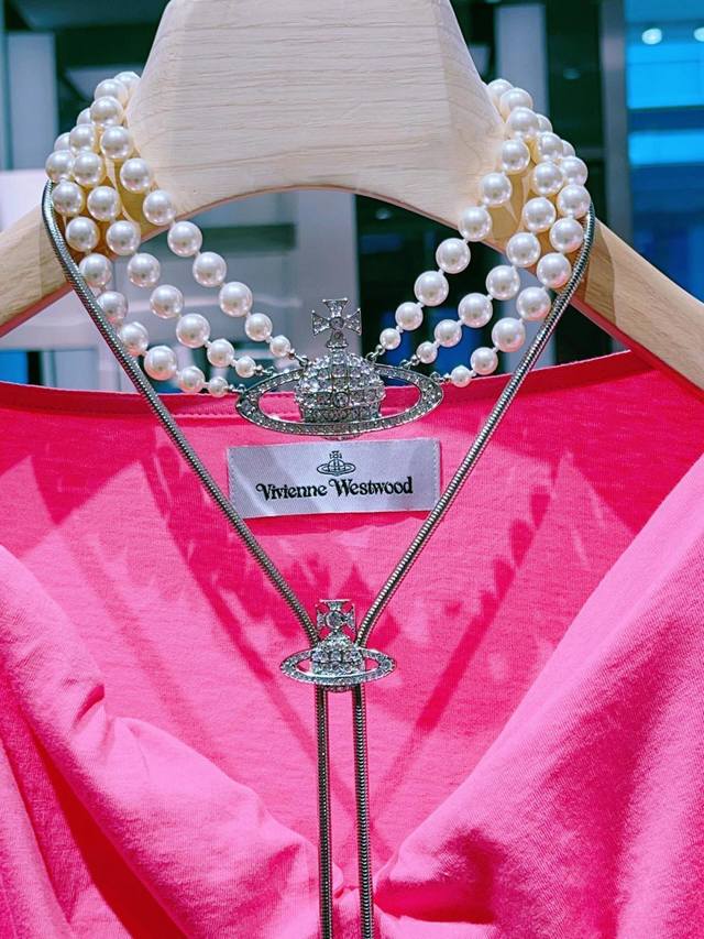 毛衣长链西太后 Viviennewestwood 什么是快乐星球，来，这就是快乐星球！重磅推荐，闭眼入准没错！纯粹王冠球是经典的象征，闪耀土星环勾勒未来波光流转