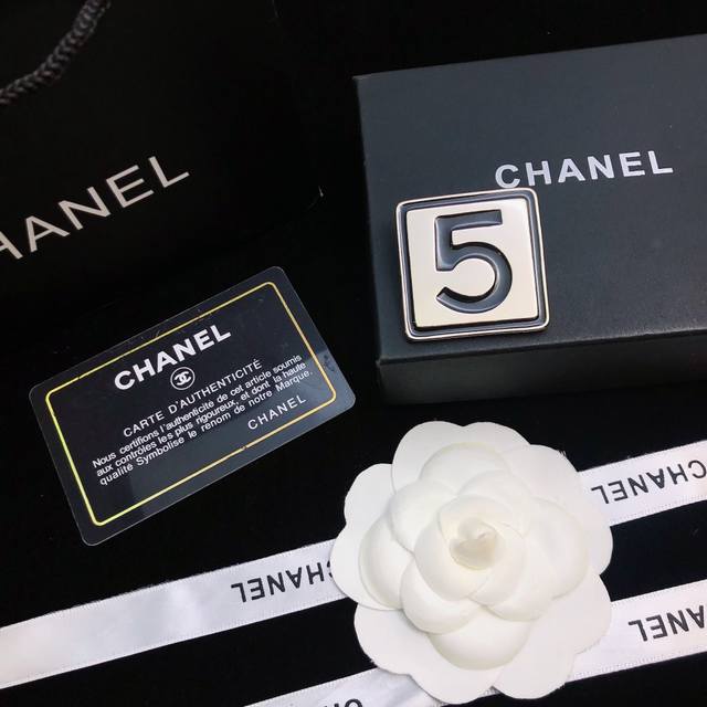 香奈儿胸针做工精致细腻春夏秋冬超百搭款[害羞]每个美女都能驾于一个 DDD