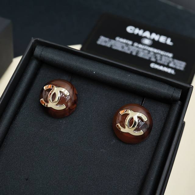 香奈儿 Chanel糖果色圆形琥珀色耳钉 DDD 圆形耳钉，表面光滑，金属双 C标志超有辨识度简约又经典，日常或正式场合都能轻松驾驭，优雅气质满分 DDD