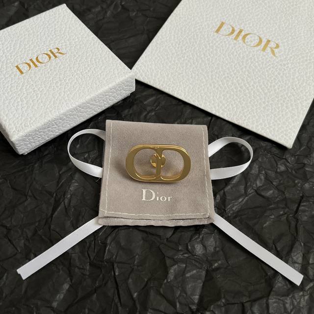 Dior 迪奥 中古 胸针 精选原版一致 黄铜材质 甜美气质高雅。 DDD