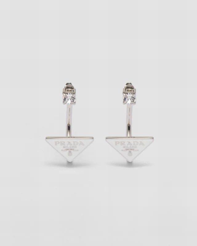 Prada 普拉达 三角形 耳钉 爆款新品 精致耐看 华丽登场，整体细节非常令人惊喜，典雅而时尚，突显法式高雅气息。 DDD
