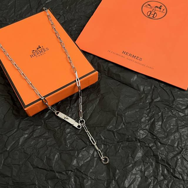 HermèS 爱马仕 项链 做工精致 璀璨奢华 高级感立现 很大气不失时尚感。 DDD 长度：50厘米 DDD