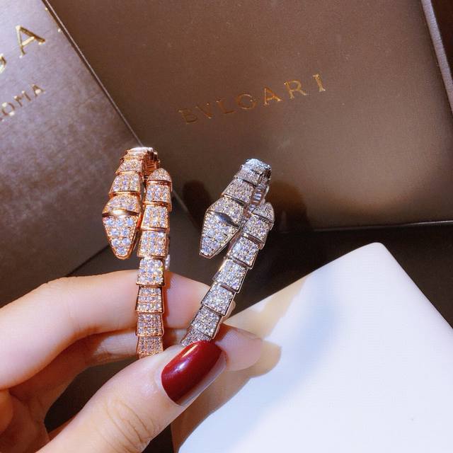 Bvlgari宝格丽单圈蛇手镯。以令人沉醉的绝妙设计捕捉Serpenti手镯的魅力、诱惑和迷人的性感，以此向其灵兽致敬。此款手镯鳞片密镶钻石，梨形明亮式切割钻石