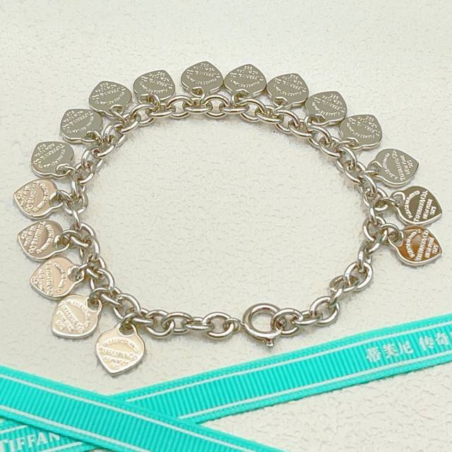 Tiffany*蒂芙尼最新款满爱心银色手链 一致Zp黄铜材质，非常的上镜设计很特别值得入手高级手工坊系列 DDD