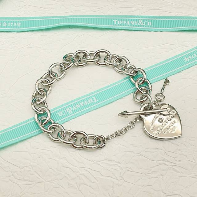 Tiffany*蒂芙尼最新款钥匙爱心银色手链 一致Zp黄铜材质，非常的上镜设计很特别值得入手高级手工坊系列 DDD