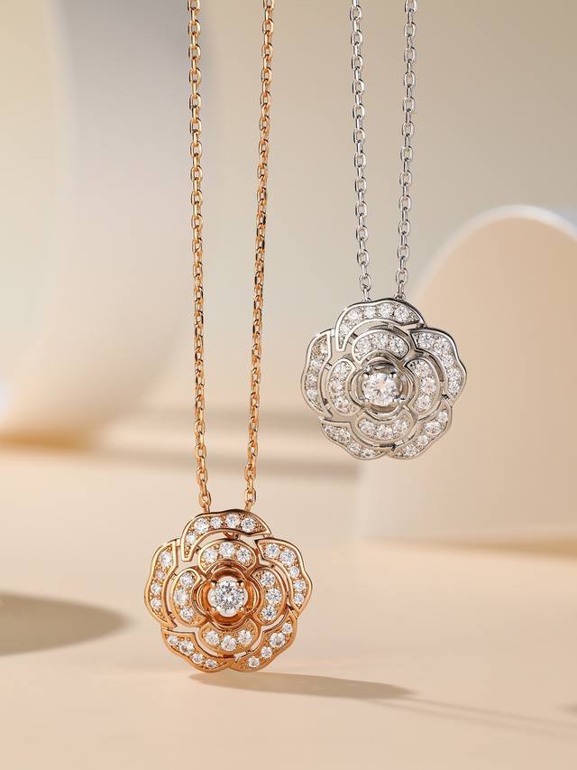 香奈儿奶奶玫瑰金山茶花项链～Camelia系列18K金奢华珠宝。香家的山茶花不只是一朵花，它是灵感之源，极富曲线的美感，塑造出动人的百变珠宝。360°无死角的抛