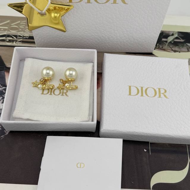 我们出品 迪奥D 小环吊星钻珠双珠耳钉 Z 4500！量大咨询客Fu是心动啊最新款绝美星星系列！经典满钻Cd Logo精致时尚的星星施华洛Silver Shad