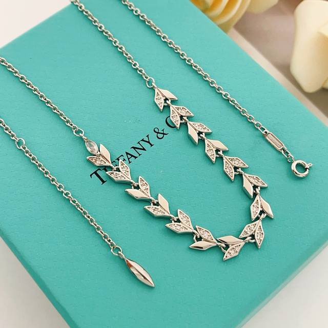 Tiffany*蒂芙尼最新款银色叶片项链 一致Zp黄铜材质，非常的上镜设计很特别值得入手高级手工坊系列 DDD
