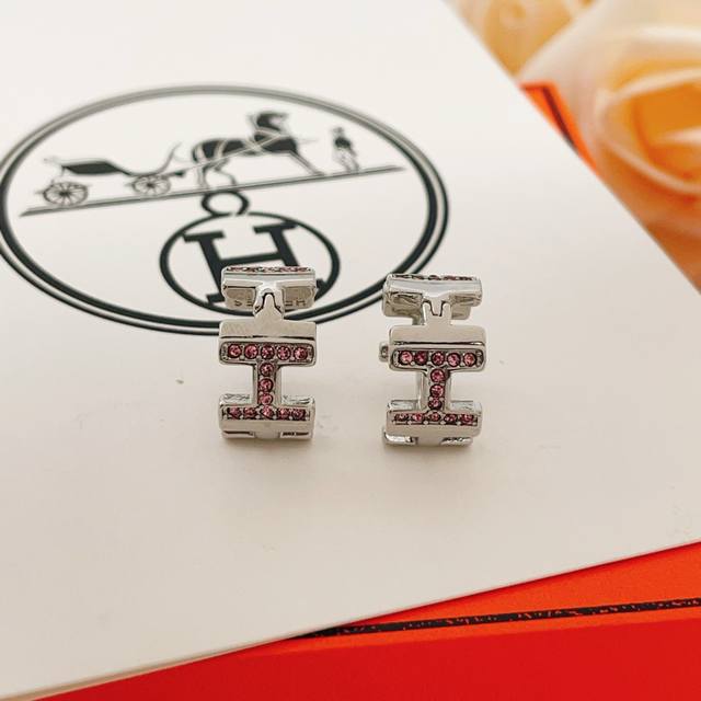 He Mes爱玛士最新款银色紫钻字母H耳钉 一致Zp黄铜材质，非常的上镜设计很特别值得入手高级手工坊系列 DDD