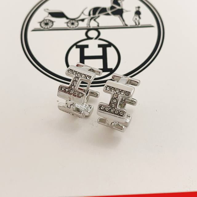He Mes爱玛士最新款银色白钻字母H耳钉 一致Zp黄铜材质，非常的上镜设计很特别值得入手高级手工坊系列 DDD