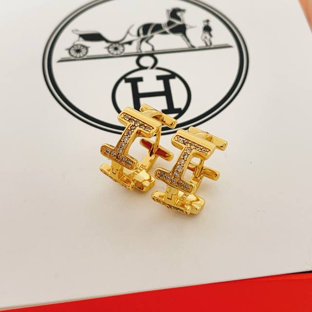 He Mes爱玛士最新款金色白钻字母H耳钉 一致Zp黄铜材质，非常的上镜设计很特别值得入手高级手工坊系列 DDD