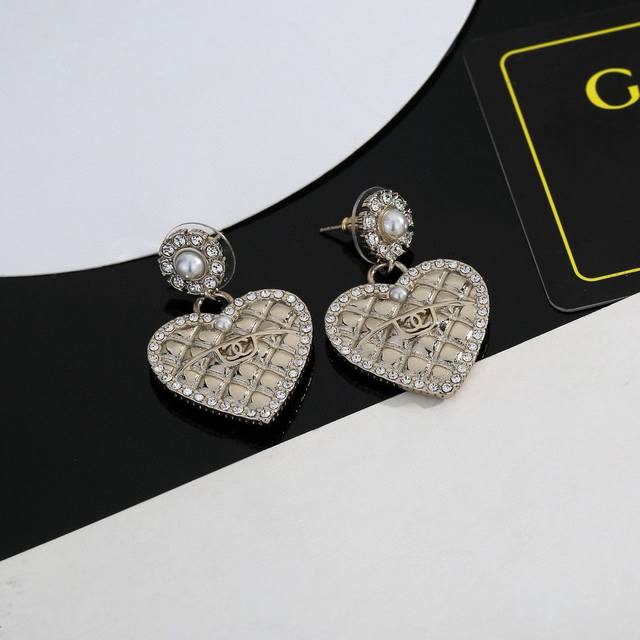 香奈儿浅金色心形耳环 紧追潮流早春耳钉 不管你是圆脸还是长脸拆下自己配系有意想不到的惊喜，修饰脸型利器，大牌的设计每款都匪夷所思，总有想不到的灵感 耳钉 DDD