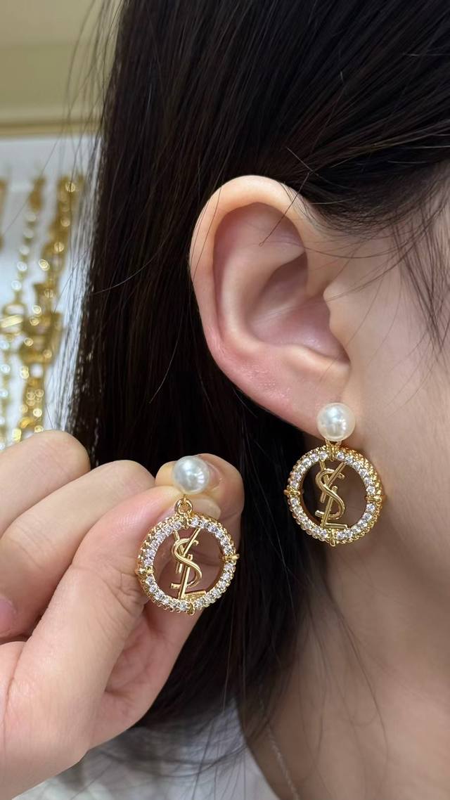 Ysl圣罗兰珍珠耳环 DDD Ysl圣罗兰珍珠耳环，经典Logo设计，金色金属搭配米白色珍珠和镶钻圆环，优雅又奢华。珍珠圆润光泽，修饰脸型，提升气质 .Logo