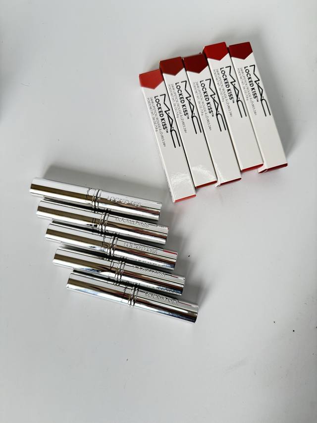 高端品质 DDD Mac银细管口红！色号： DDD 61#调情粉Mischief DDD 67#狂野棕Meticulous DDD 69#痴情咖Sophistr