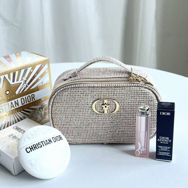 高端品质 DDD 迪奥皮包彩妆三件套25圣诞限量版！内含：质感编织化妆包+王牌润唇膏+护手霜。 DDD