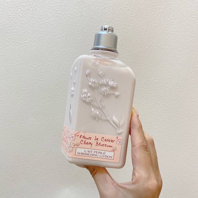 高端品质 DDD 欧舒丹沐浴露 身体乳250Ml樱花味道超级无敌好闻～欧舒丹最好闻的就是欧舒丹樱花系列了，真的超级推荐给大家！欧舒丹身体乳，味道极其迷人，充满了