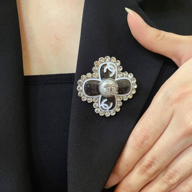 Chanel小香奈儿 专柜新款同步上新香奈儿胸针，是最懂女人的饰物。那些倾注了全部心血去做自己的女人，往往更珍惜胸针的意义。香奈儿女士把胸针别在帽子上，并告诉那