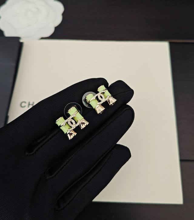 香奈儿Chanel 最新款绿色H小香Cc耳钉 一致Zp黄铜材质 DDD