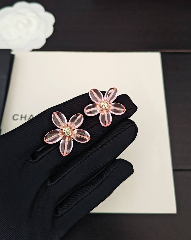 香奈儿Chanel 最新款粉色树脂橄榄珠花朵耳钉 一致Zp黄铜材质 DDD