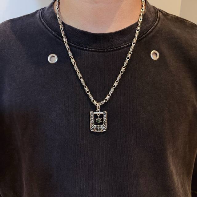 新款 专柜品质 Chrome Hearts克罗心经典复古十字架项链 盾牌十字架吊坠 凹凸造型不同的花纹设计风格 呈现出与众不同 十字架 童军花是克罗心的志 所以