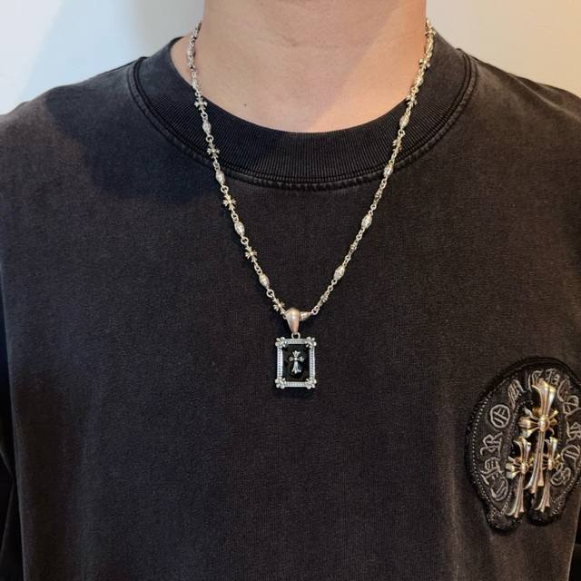 新款 专柜品质 Chrome Hearts克罗心经典复古花球项链 方牌十字架吊坠 凹凸造型不同的花纹设计风格 呈现出与众不同 十字架 童军花是克罗心的志 所以更