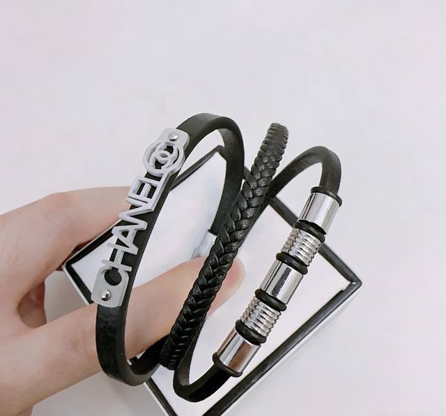 高品质香奈儿牛皮手绳手链原单货专柜新款开模复古潮流时尚必备 男女均可佩戴 情侣款同款 摇滚朋克泰银风格 复古元素 潮流百搭 官网同款牛皮最新款链条档次更高明星经