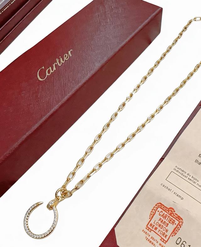 新款带钻卡地亚项链V金材质系列 品相完美，细节无敌，那种独特的色泽完全无可挑剔，再缀以经典指环外形设计，简约之余却又优雅夺目，V金纯手工的组合更显气色，上手雅致