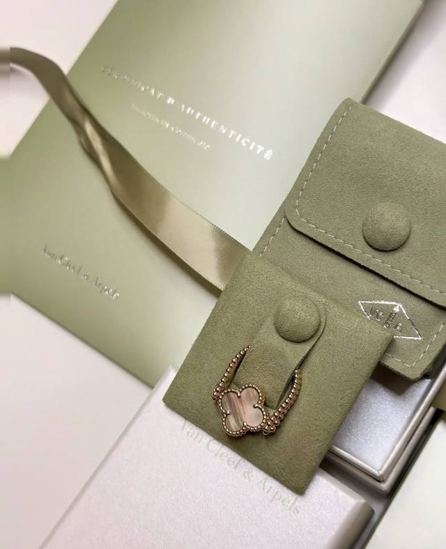 V金材质梵克雅宝Vca灰贝母镭射雕花可旋转戒指 DDD