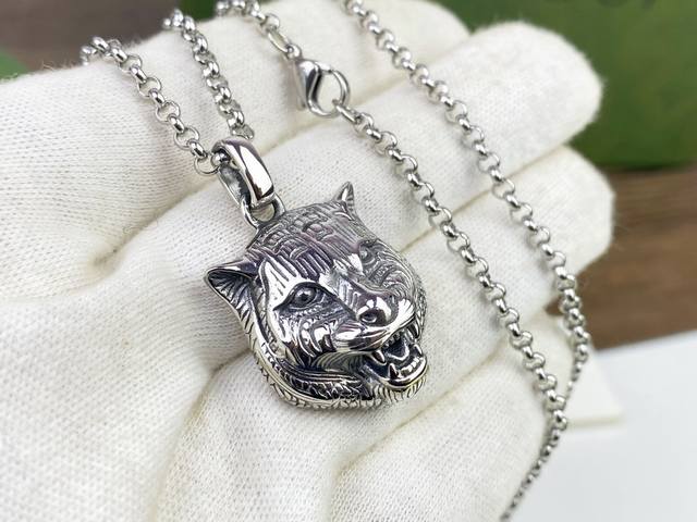 古驰 Gucci虎头项链寓意：代表着陪伴，守护和平安配以复古深色涂层和虎头吊坠将品牌各种标志性的元素和当代摩登镶刻和象征标识生动融合 特色鲜明 精工打造 复古又