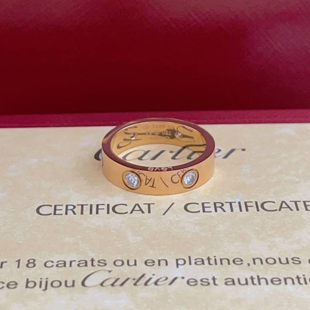 大小尺寸:6号、7号、8号 DDD Cartie*卡地亚最新款玫瑰金镶钻戒指 一致Zp黄铜材质，非常的上镜设计很特别值得入手高级手工坊系列 DDD