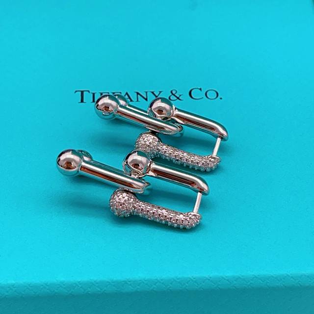 Tiffany*帝芙尼最新款 U型银色耳钉 一致Zp黄铜材质，非常的上镜设计很特别值得入手高级手工坊系列 DDD