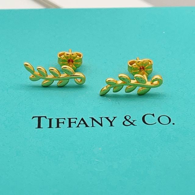 Tiffany*帝芙尼最新款金色叶片耳钉 一致Zp黄铜材质，非常的上镜设计很特别值得入手高级手工坊系列 DDD