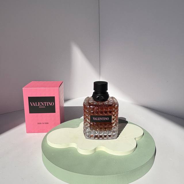 原单品质 DDD Valentino朋克甜心 DDD 华子的调香师真的很绝！ DDD 前调是扑面而来的奶香，仔细闻又会发现丝丝的果甜 DDD 但我最喜欢的是它中