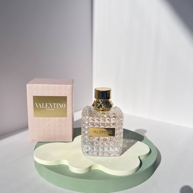 原单品质 DDD 华伦天奴唐娜小姐 DDD 前调：意大利佛手柑、葡萄柚、黑醋栗 DDD 中调：保加利亚玫瑰、白桃 DDD 后调：法国香根鸢尾、 DDD 唐娜小姐