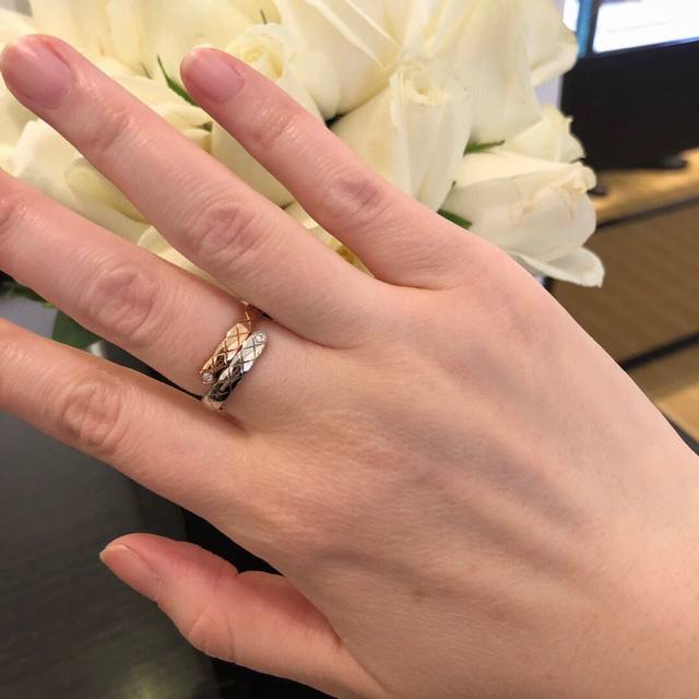 我们出品 香奈儿菱格双色戒指 Zp30 800+ 认准真正购入珠宝类Zp开发的，只做对版的可以订制真金真钻，量大咨询客Fu DDD 菱格Coco Crush系列