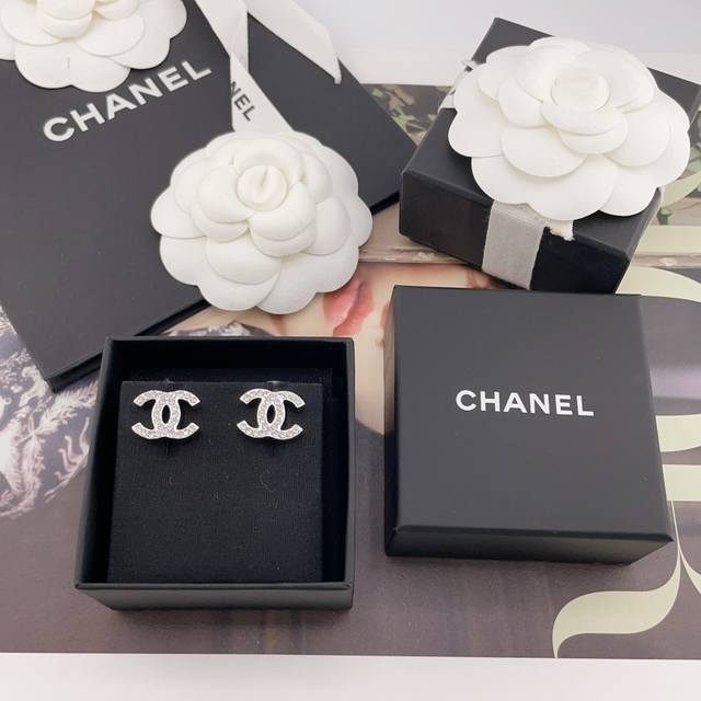 我们出品 香奈儿满钻厚银双C耳钉 代购溢价购入Z 4400，25早春最新款绝美系列！现Huo老规矩先到先得！绝美经典的双C设计厚厚的敦实感好爱好特别且亮面银色太