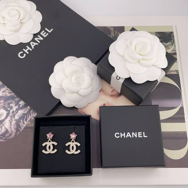 我们出品 香奈儿粉钻星星吊C耳钉 Z 5100！满满的少女心这一季必入单品量大咨询客Fu火到炸裂，美到窒息，不买真心对不起自己简直就是激动人心的设计，粉粉嫩嫩的