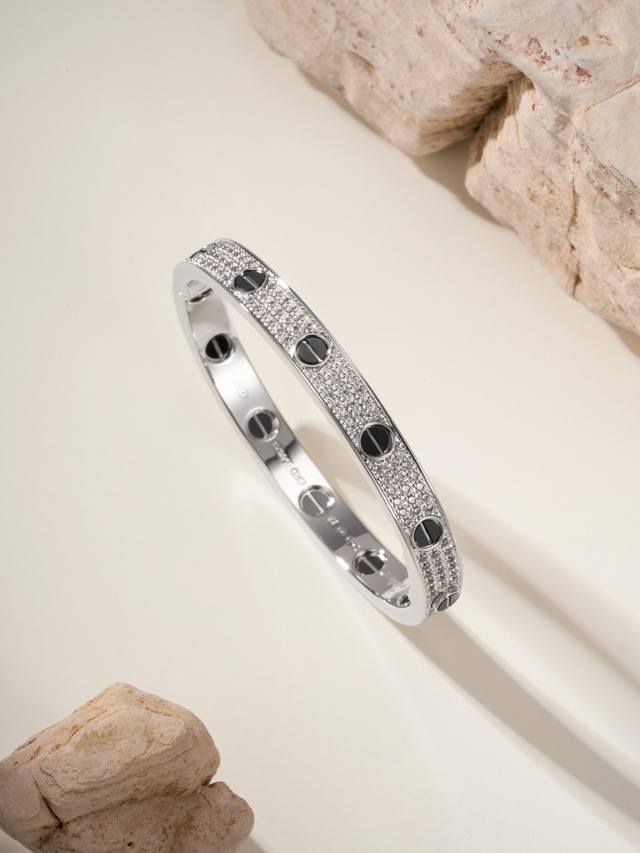 尺寸 16、17、18、19号 DDD 卡地亚黑钉手镯高级感，手镯宽6.7Mm，厚度3Mm，五轴机Cnc雕刻工艺，全手工铺镶钻，满满的精致感，除了高级真的找不到
