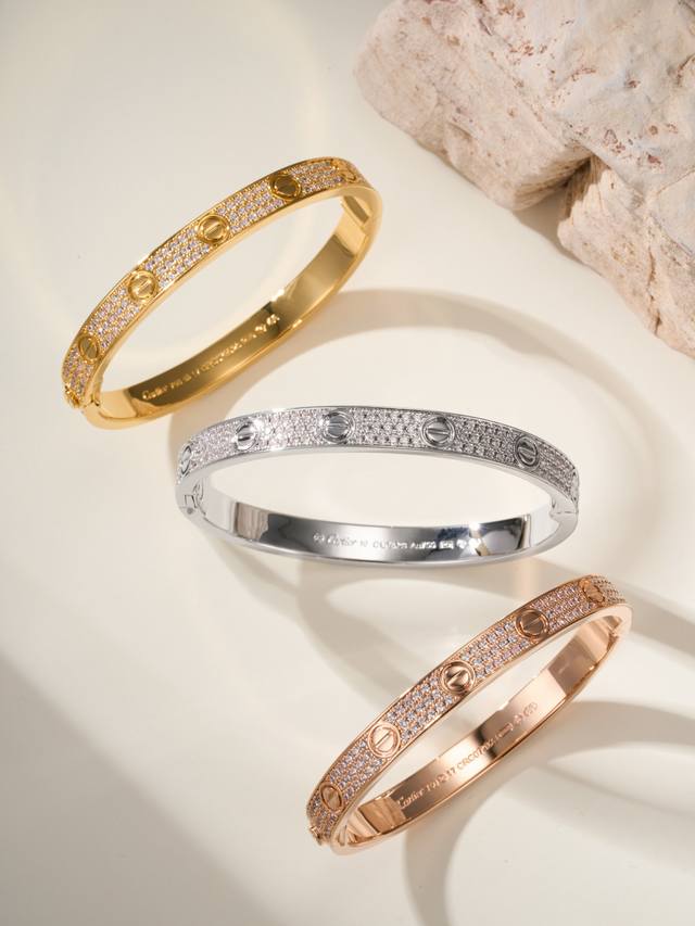 蜡镶版 DDD 卡地亚经典宽式满天星Love手镯，蜡镶钻的效果正常外观没有多大区别，镶钻工艺为蜡镶钻 通过镶嵌在树脂蜡模上，一次性浇筑而成，比起手镶钻简单快捷，