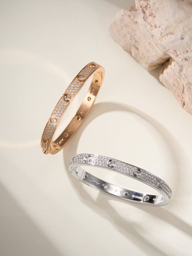 手镶版 DDD 卡地亚经典宽式十钻满天星Love手镯，手镶钻版是高级版本，外观与蜡镶钻一致，区别就是钻位，因为需要人工把每一颗钻手工镶嵌安装，耗时久，生产效率低