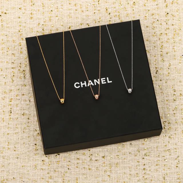 我们出品 王一博同款香奈儿Coco小金豆项链 ，可订做18K真金真钻版，只做对版真金货，价询客Fu DDD 受绗缝图案启发的系列，这是自1955年以来众议院的标