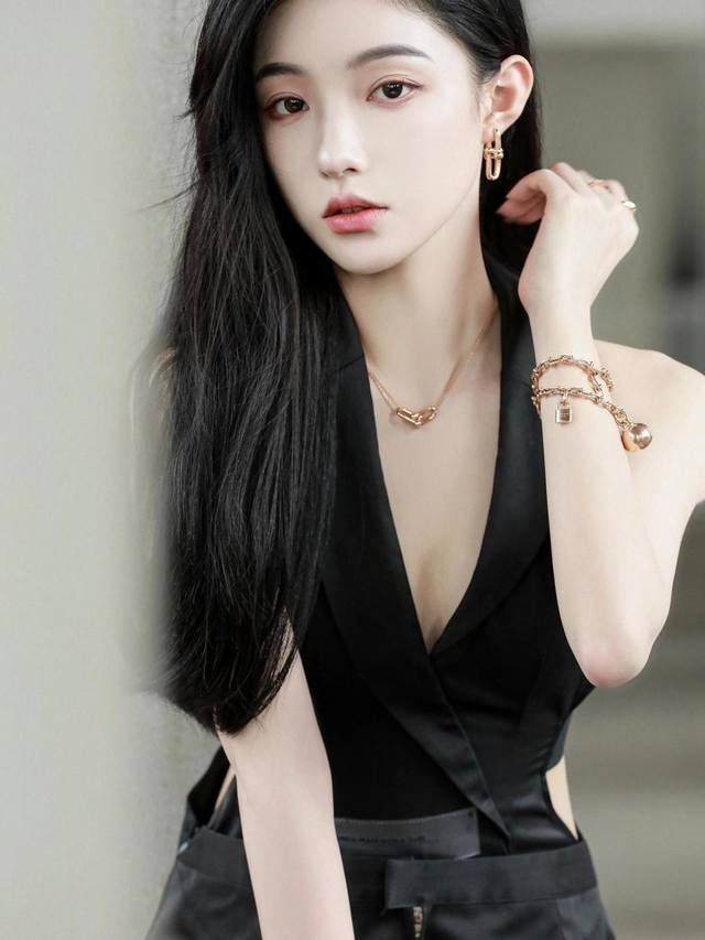 我们出品 蒂芙尼双链环无钻项链 ，可订做18K真金真钻版，只做对版真金货，价询客Fu DDD Hardwear 系列优雅与颠覆精神并存，敏感捕捉到漫步纽约的时尚