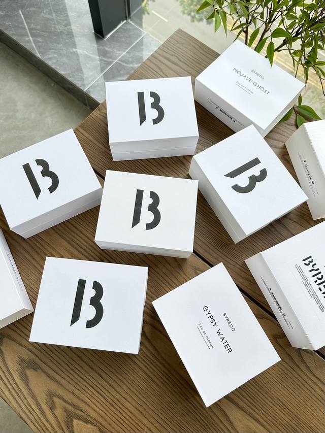 原单品质 DDD 快来了解一下百瑞德的品牌故事吧 DDD 将情感幻化成香水是Byredo品牌创立人Bengorham的超强能力。这位瑞典香水创作者的灵感来源于他