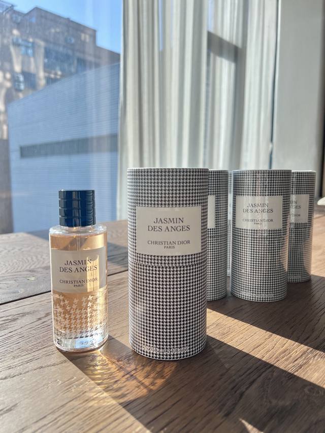 原单品质 DDD 小迪家素馨佳人香氛 新风貌 限量版 DDD 某代基本都是这个渠道～ 趁着过完年给大家送上 DDD 点亮欢愉时光。空气中弥漫的清甜香气，满溢阳光