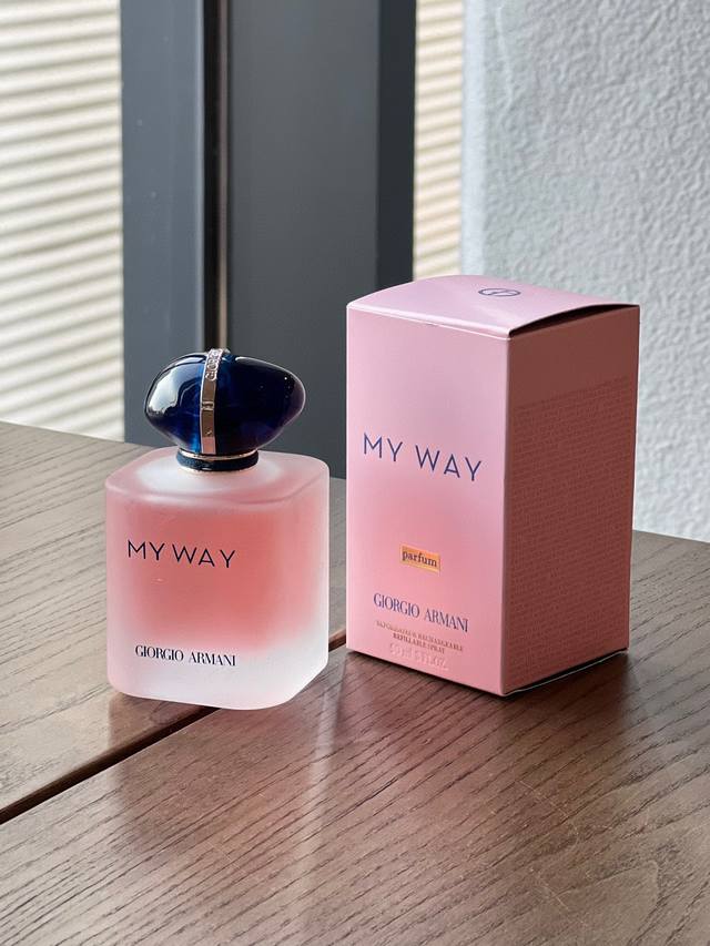 原单品质 DDD 阿玛尼新出的磨砂瓶My Way也太好闻啦！ DDD 磨砂瓶是今年新出的Floral花香版，跟经典版的配料味道是不一样哒 DDD My Way