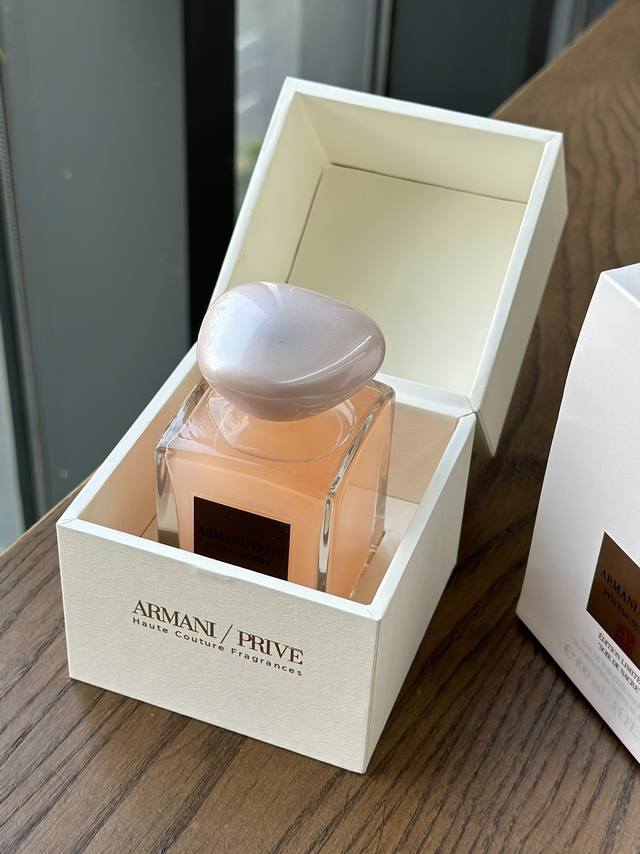 原单品质 DDD 这瓶香是“Mr Armani”在“苏州拙政园”里闻到牡丹花香获得灵感，描绘的一种东方的意境美本来应该是代表悠闲气氛的香味，但这瓶限量的流沙款，