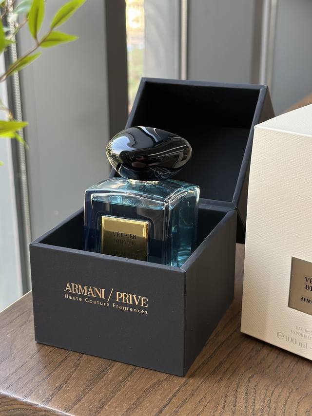 原单品质 DDD 前调柑橘香柠檬十分洁净清新，散发出剥开橘皮时的天然果香，没有太强的汁水或果肉感，也不过于“酸甜”跳脱，犹如被冰水濯洗过，只见果实的芳姿高洁。在