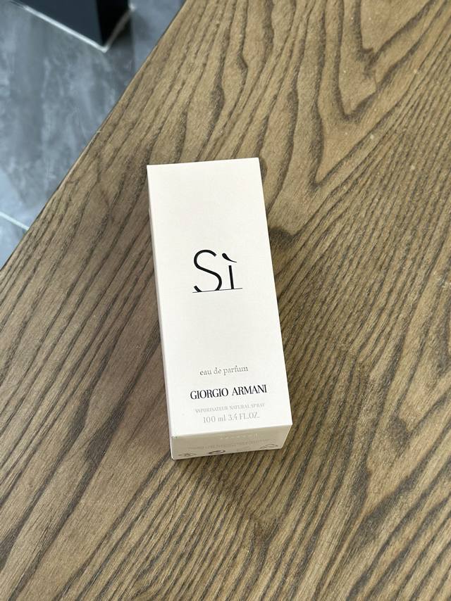 原单品质 DDD Giorgio Armani Si阿玛尼挚爱淡香水 DDD 不得不说这款香水的颜值很高，不同于常见的竖条瓶，它在竖条瓶的基础上多了一些弧度，使