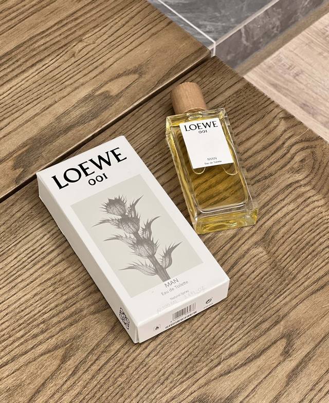 原单品质 DDD 罗意威男香Man DDD 香调：木质花香调 DDD 前调：香柠檬 橘子 小豆蔻 DDD 中调：柏树 檀香木 香根草 雪松 黄葵 DDD 后调：